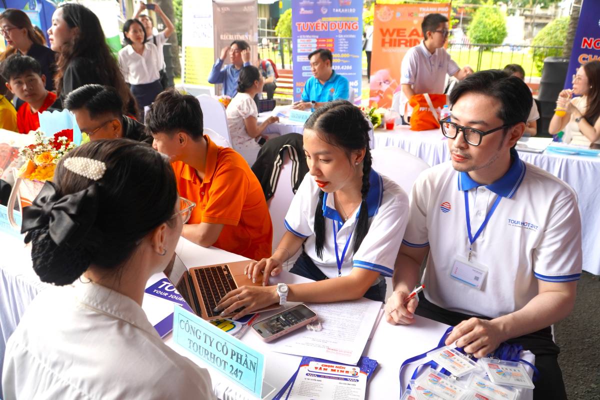 More than 35 business booths at the "Tourism Job Exchange 2026". Photo: Mai Anh.