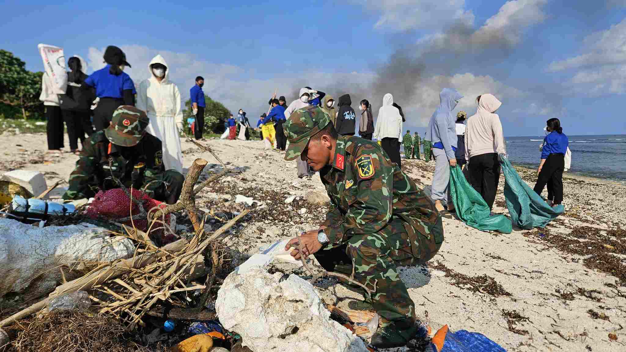 Tuổi trẻ lực lượng vũ trang tỉnh tham gia hoạt động “Ngày Chủ nhật xanh” trong Tháng Thanh niên 2026. Ảnh: Tuổi trẻ lực lượng vũ trang tỉnh Quảng Ngãi