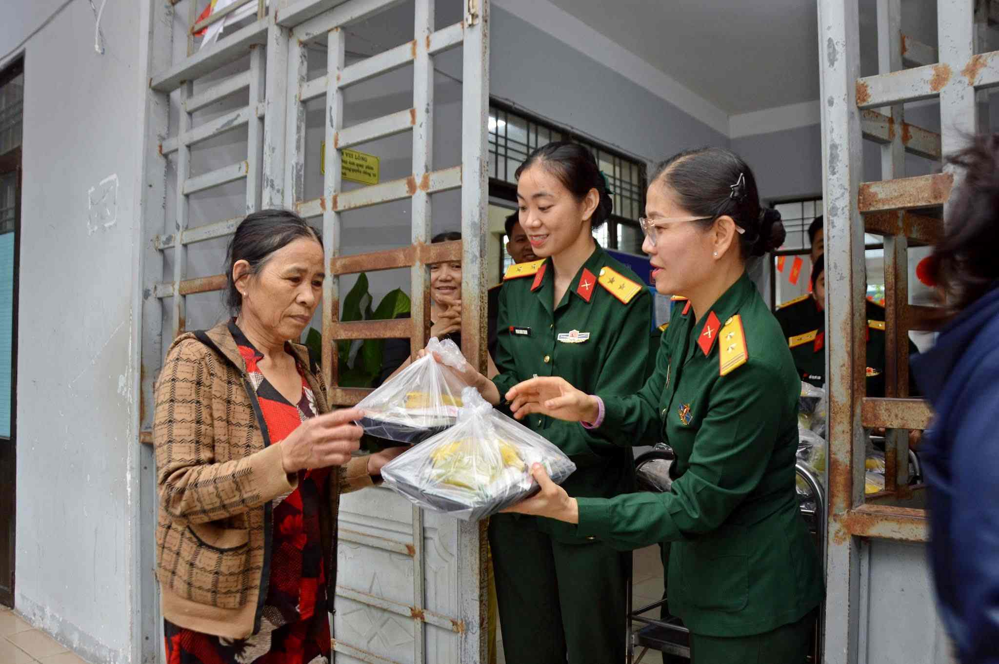 Female soldiers of the Quang Ngai Provincial Military Command present meaningful meals to patients' families at the Provincial Mental Hospital. Photo: Tuoi Tre, Quang Ngai Armed Forces