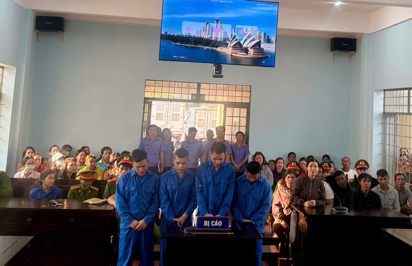 Các đối tượng tổ chức sử dụng chất ma túy và mua bán trái phép chất ma túy tại tòa. Ảnh: VKSND tỉnh Đắk Lắk