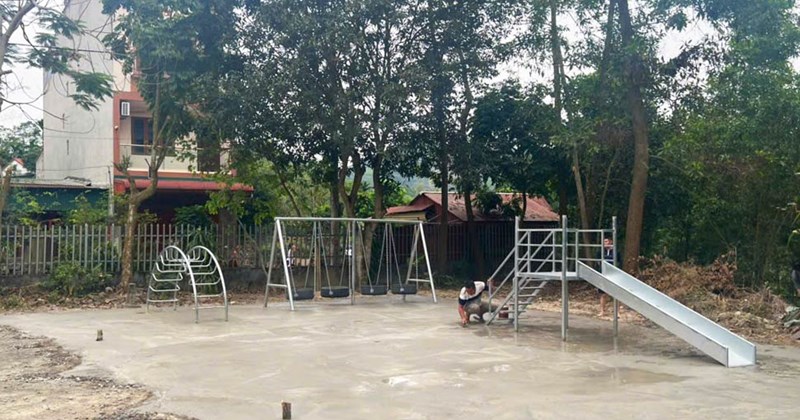 Thanh niên chung tay xây sân chơi cho trẻ em