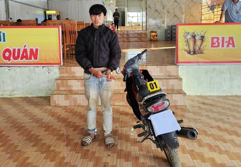 Nguyen Chi Cuong was arrested along with the stolen motorbike. Photo: Police provided