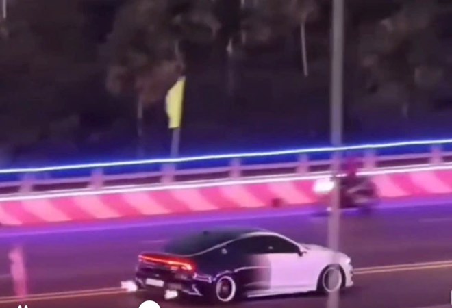 Functional agencies of Dak Lak province have handled a car driver who emitted sparks while traveling on the road. Photo: People provided