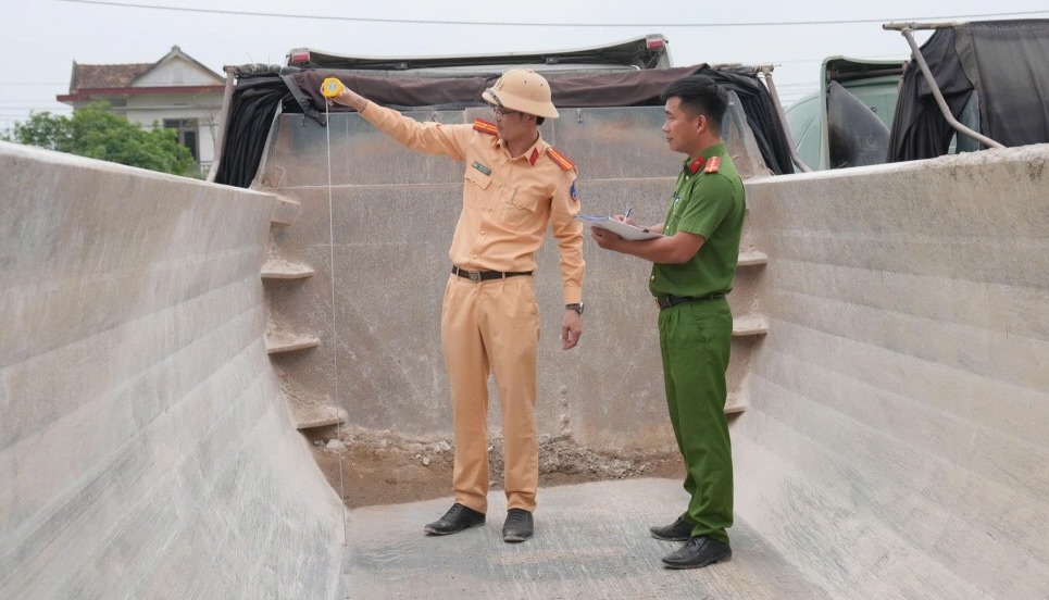 Quang Tri Traffic Police conduct a general review of dump trucks from 15 tons and more. Photo: Traffic Police Department of Quang Tri Provincial Police