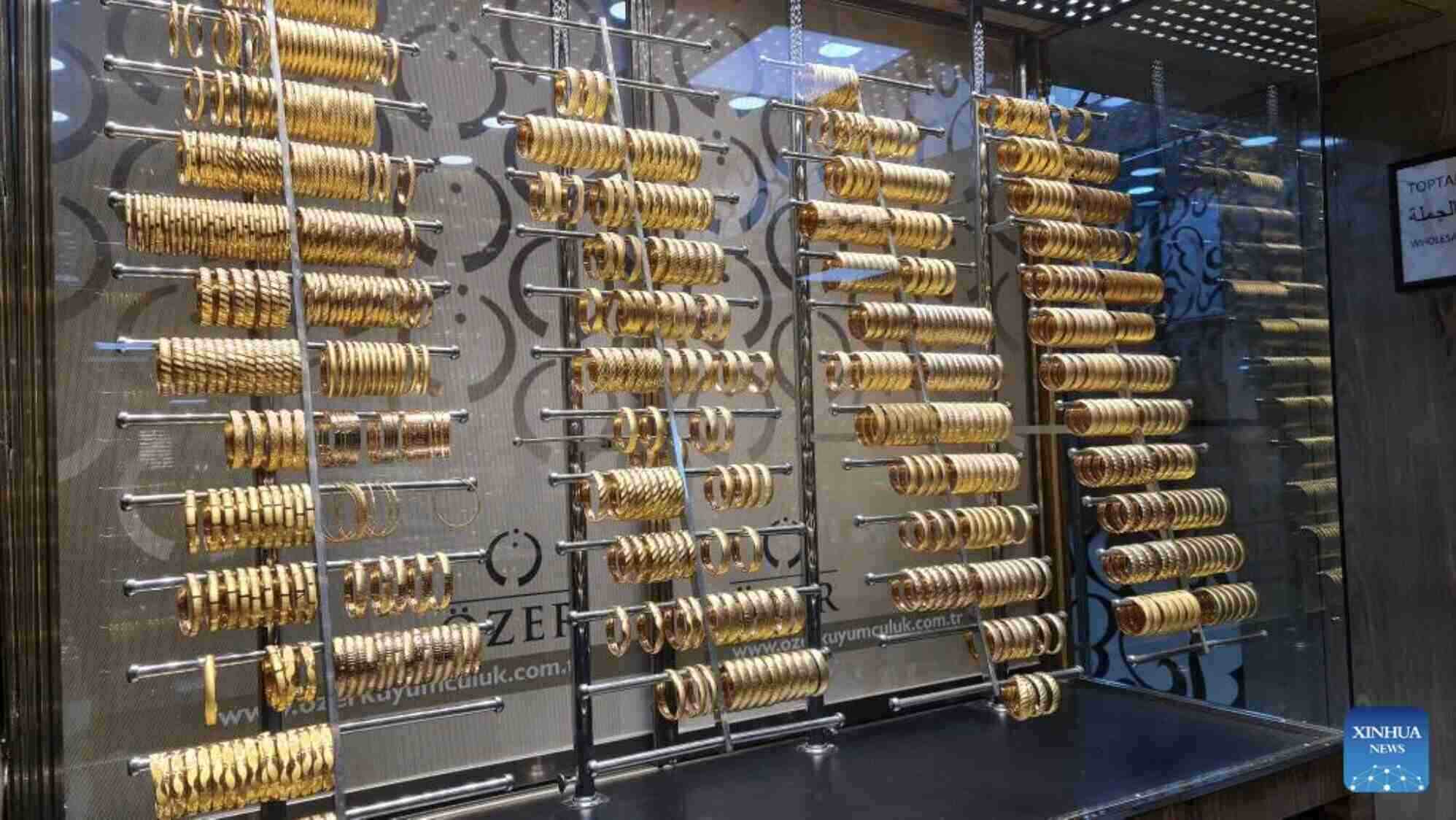 World gold prices are experiencing unexpected fluctuations amid global instability. Photo: Xinhua