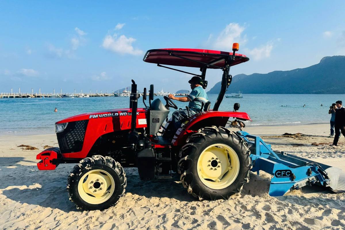 Operating sand screening machines to clean the beach in Con Dao. Photo: UBCĐ