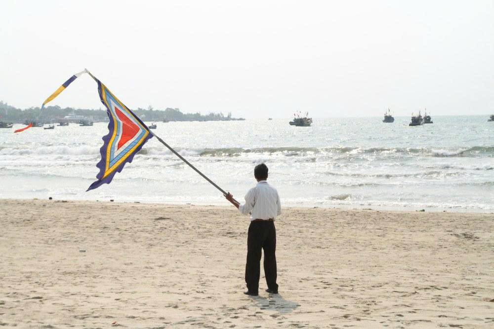 Ngư dân gửi gắm ước mong mùa biển thuận lợi, tôm cá đầy khoang. Ảnh: Thanh Huyền