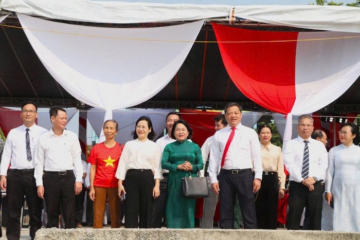 Lãnh đạo địa phương và đông đảo người dân tại Lễ hội Cầu ngư phường Sơn Trà. Ảnh: Thanh Huyền