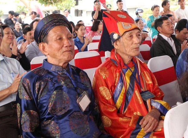 Các bậc cao niên gìn giữ và tiếp nối giá trị văn hóa biển qua nhiều thế hệ. Ảnh: Thanh Huyền