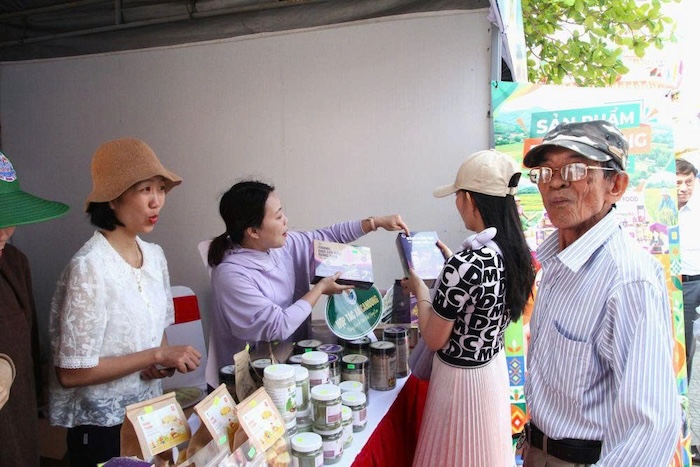 Các gian hàng OCOP, sản phẩm đặc trưng và ẩm thực địa phương thu hút người dân, du khách đến tham quan trong khuôn khổ lễ hội. Ảnh: Thanh Huyền