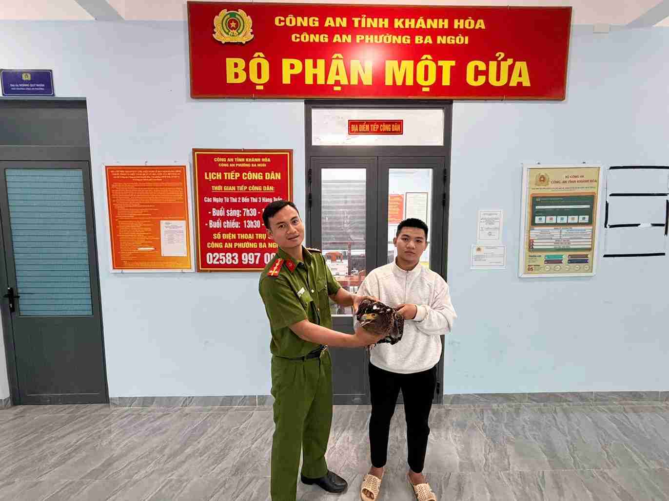 남학생은 희귀 동물 개체를 공안 기관에 제출하고 이후 표창을 받았습니다. 사진: 바 응오이 공안