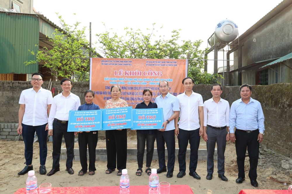 Thien Cam commune starts construction of 4 houses for households in difficult circumstances. Photo: Ha Tinh Trade Union
