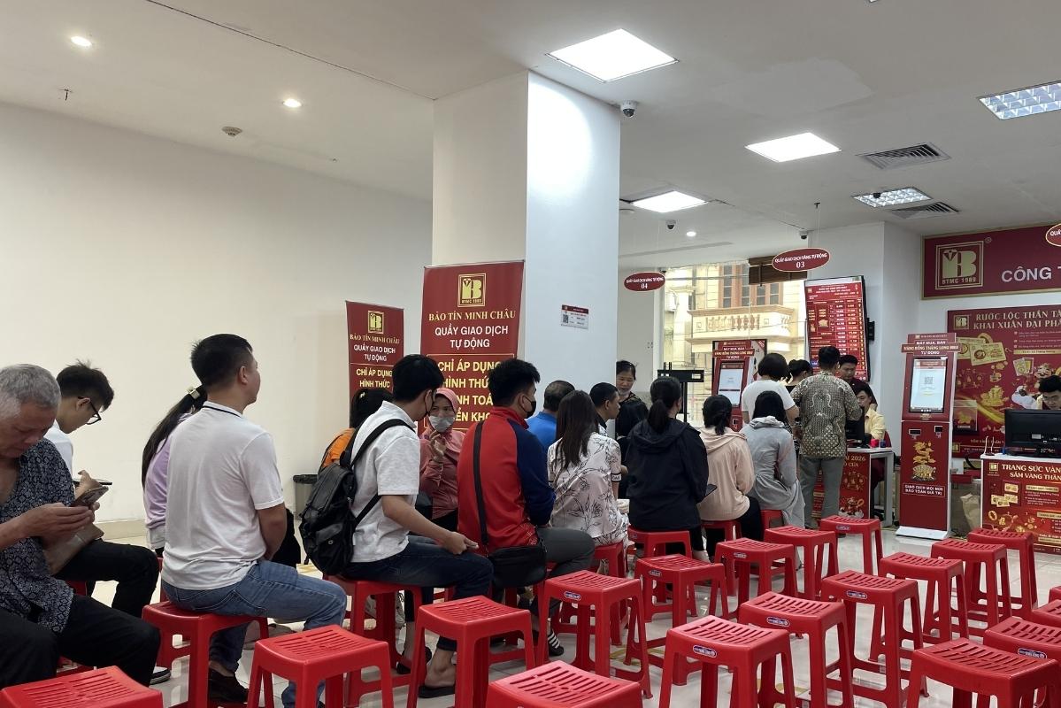 Khách hàng ngồi chờ theo từng hàng, nhận sự điều phối, hướng dẫn từ nhân viên cửa hàng. Ảnh: Hạ Linh 