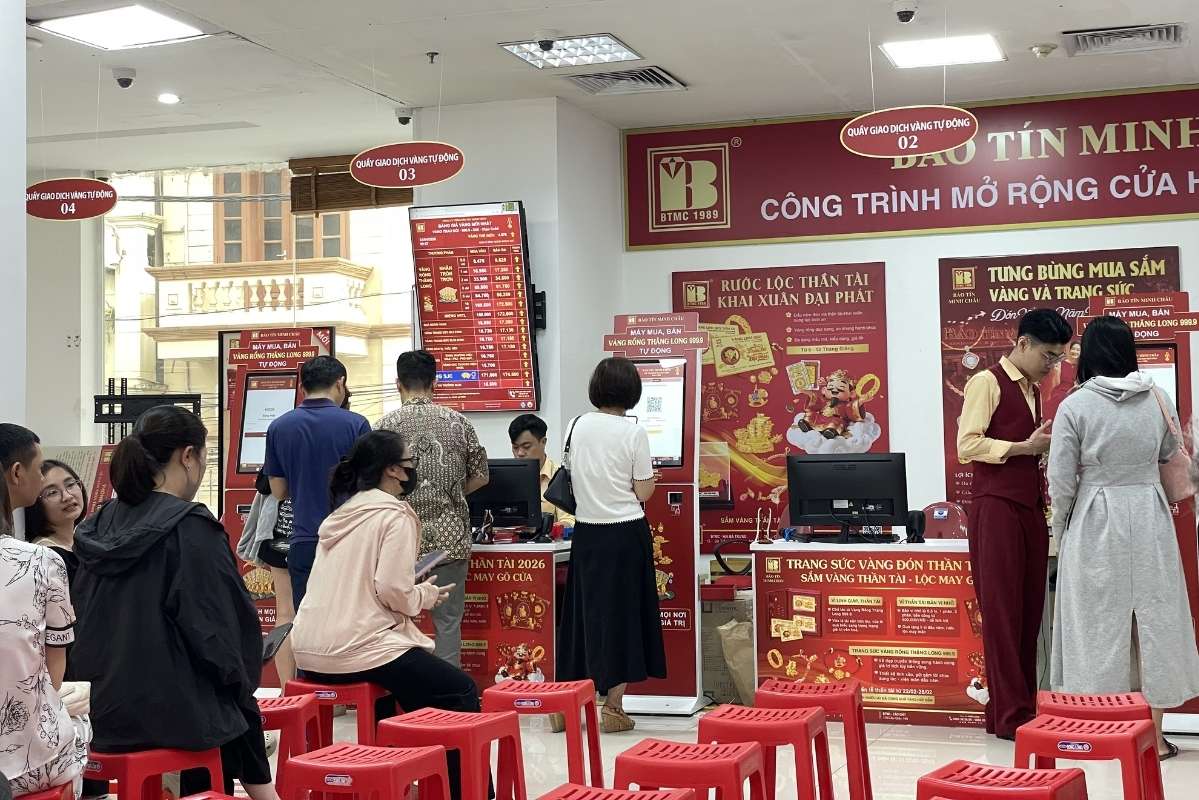 Gold prices continuously fluctuate, the payment area is open and stable. Photo: Ha Linh