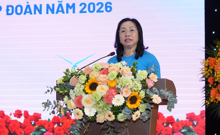 Standing Vice President of the Vietnam General Confederation of Labor Thai Thu Xuong speaks at the conference summarizing 15 years of implementing Resolution No. 6b/NQ-BCH and Directive 03-CT-TLĐ on female workers organized by Petrovietnam Trade Union. Photo: Kieu Vu