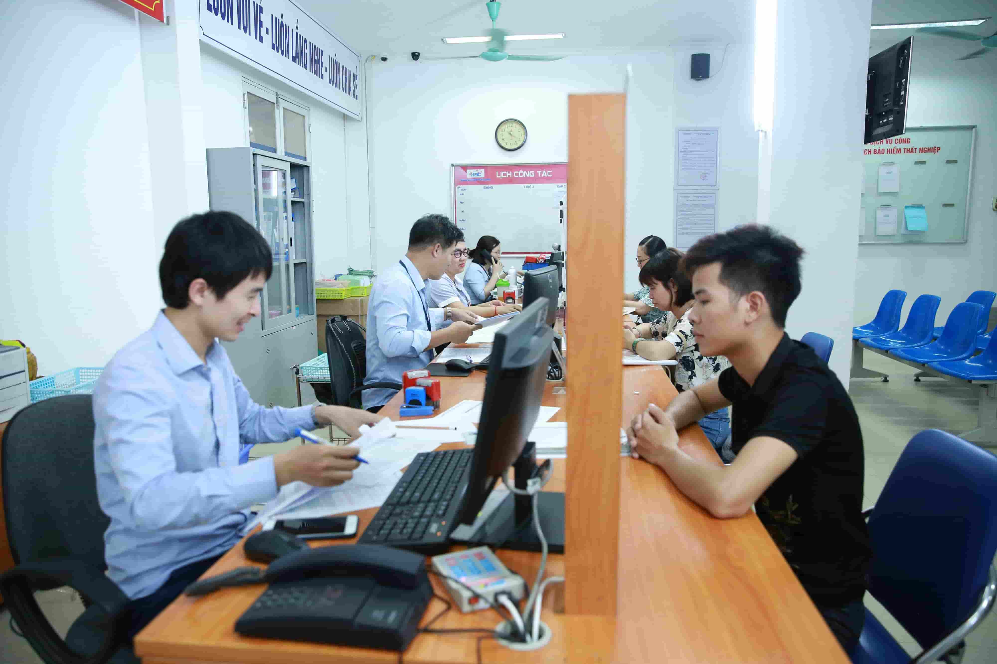 The proposal to increase the base salary by 8% is good news for officials and civil servants amidst price pressures. Photo: Hai Nguyen