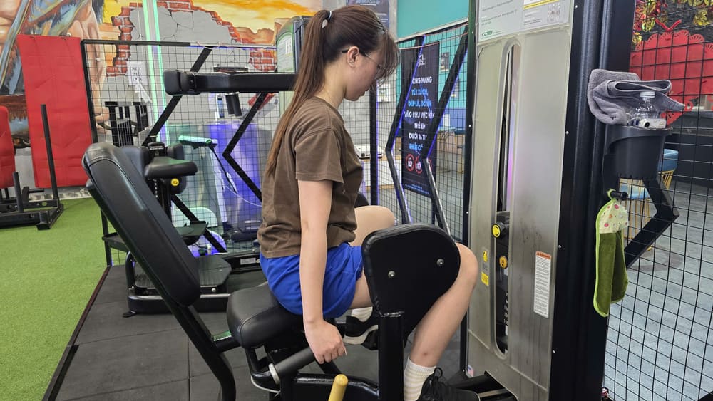 The benefits of exercising with an inner thigh muscle machine will help women have firm, slim legs. Photo: Lan Chi