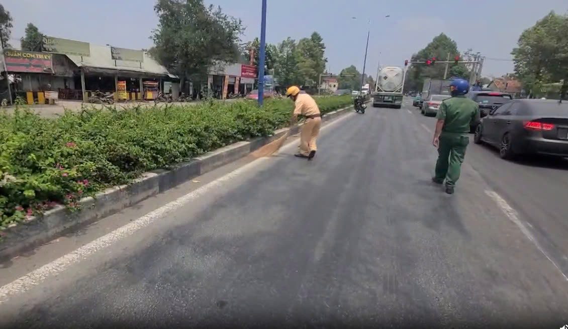 Cán bộ cảnh sát giao thông có mặt kịp thời thu gom số đinh trên. Ảnh: Bạn đọc cung cấp