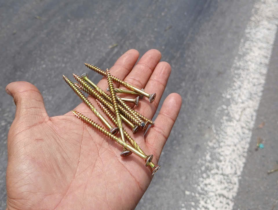 도로에 많은 나사가 흩어져 있습니다. 사진: 독자 제공