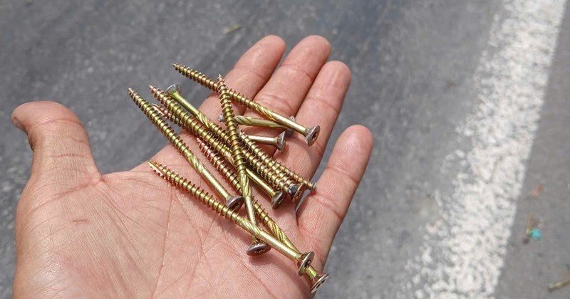 Ốc vít rơi trên đường Mỹ Phước - Tân Vạn ở TP.HCM