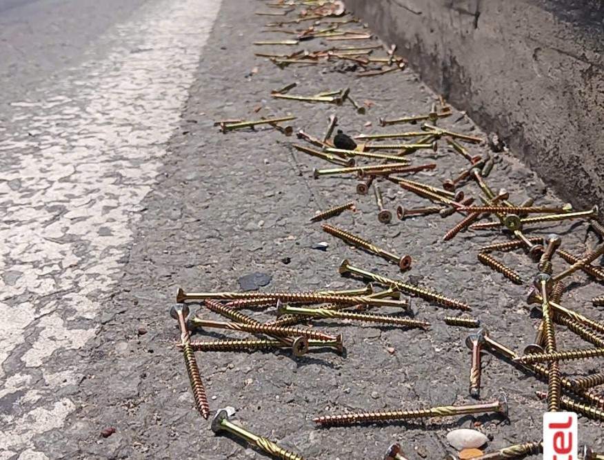 Đinh vít dài khoảng 7cm rơi trên đường. Ảnh: Bạn đọc cung cấp