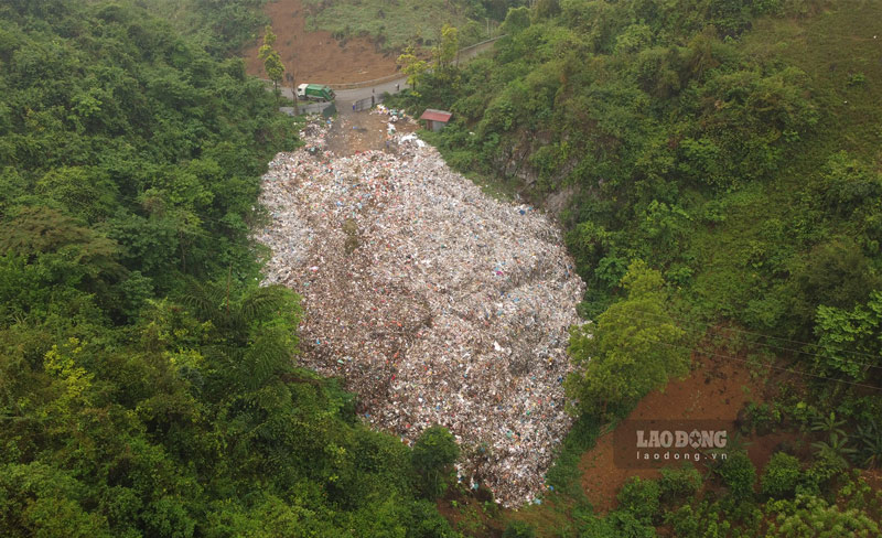 Garbage collection site and pollution have surrounded Suoi Giang resort "paradise" for many years. Photo: Loc An