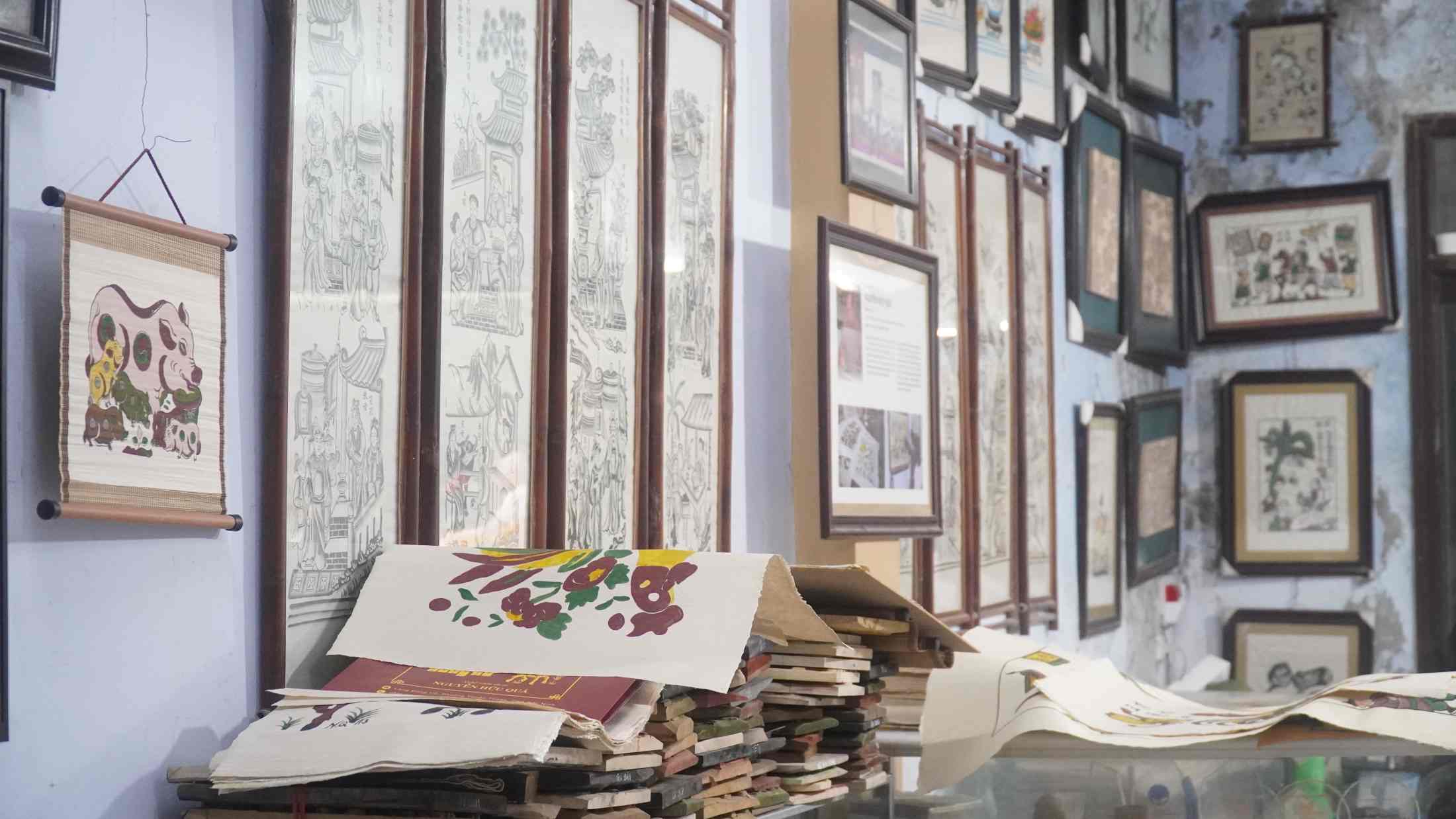 Ngôi nhà nghệ nhân tại làng Đông Hồ (phường Thuận Thành, Bắc Ninh) vẫn vẹn nguyên hương hồ nếp, phảng phất mùi giấy dó phủ điệp – những dấu ấn đặc trưng làm nên hồn cốt của dòng tranh dân gian Đông Hồ.