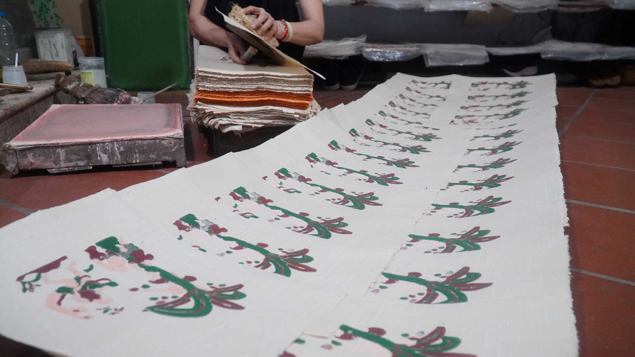 Để hoàn thiện một tác phẩm, người nghệ nhân thường phải dành từ 1 đến 4 ngày, tùy theo mức độ cầu kỳ và chi tiết của từng bức tranh.