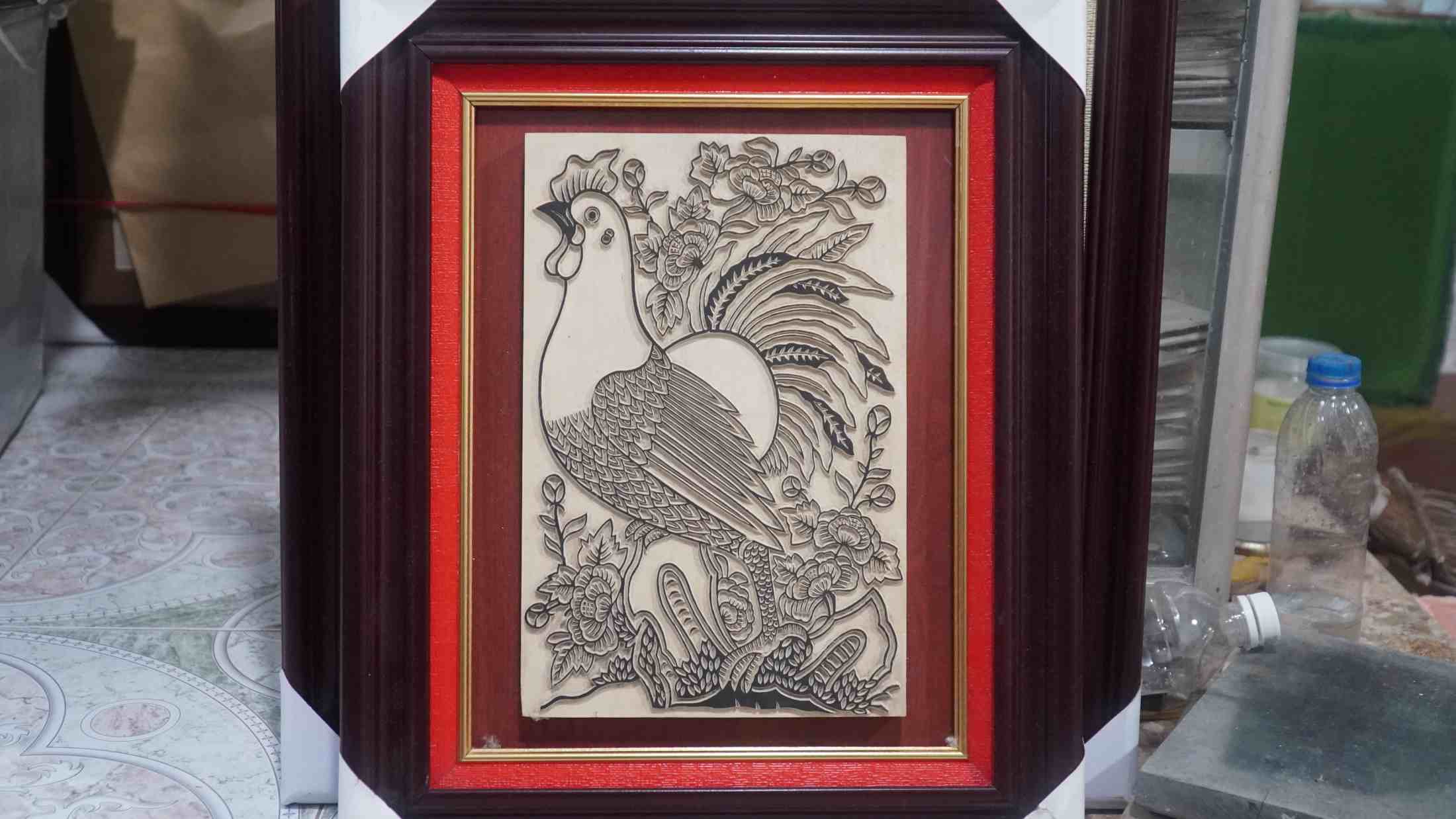 Tranh Gà trống hoa hồng là bức tranh này thường được gọi là “Đại cát“. Con gà trống đứng bên cây hoa hồng thể hiện sự oai vệ, mang ý nghĩa ngũ đức (Văn, Võ, Dũng, Nhân, Tín) và lời chúc tốt lành cho gia chủ. 