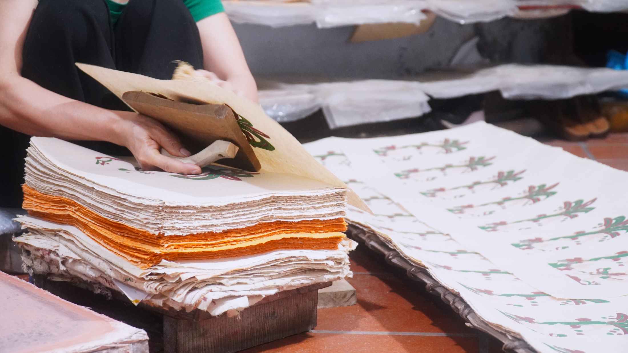 Từng lớp màu tranh được in thủ công, tạo hiệu ứng đặc trưng của làng nghề tranh Đông Hồ. 