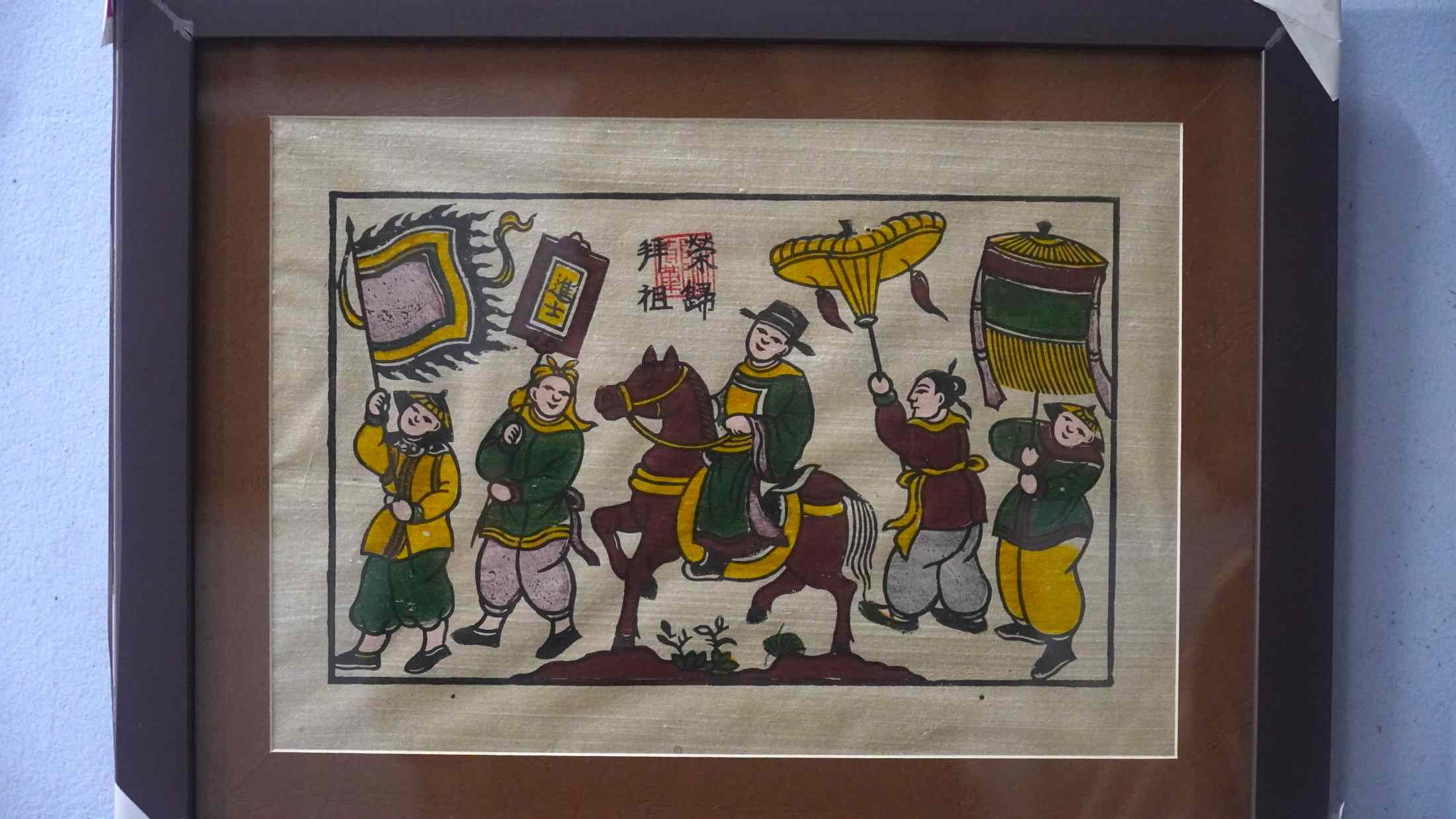 Tranh “Vinh quy bái tổ” mô tả cảnh tân khoa (người đỗ đạt cao) được nhà vua ban cho ngựa xe, võng lọng để về quê hương bái tạ tổ tiên và xóm làng. Đây là biểu tượng cho truyền thống hiếu học và đạo lý “uống nước nhớ nguồn“.