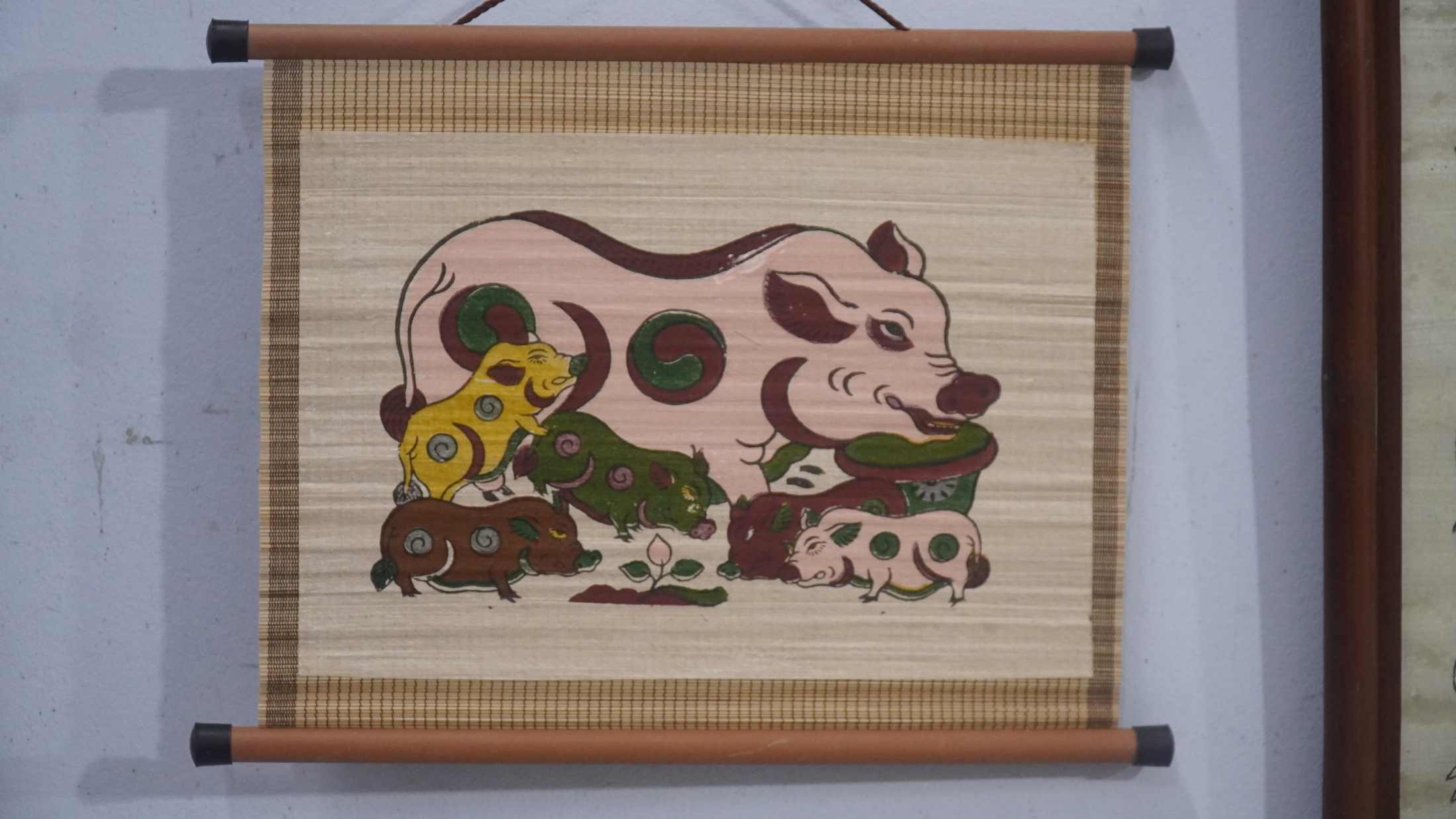 Tranh “Đàn lợn âm dương” khắc họa hình ảnh lợn mẹ quây quần bên năm lợn con, trên thân điểm những xoáy âm dương - biểu tượng cho sự sinh sôi, nảy nở và ước vọng về cuộc sống sung túc, đông con nhiều cháu, hài hòa với đất trời. Từ hình tượng truyền thống này, các nghệ nhân đã phát triển đa dạng sản phẩm, đáp ứng nhu cầu lựa chọn, mua sắm của người dân và du khách.