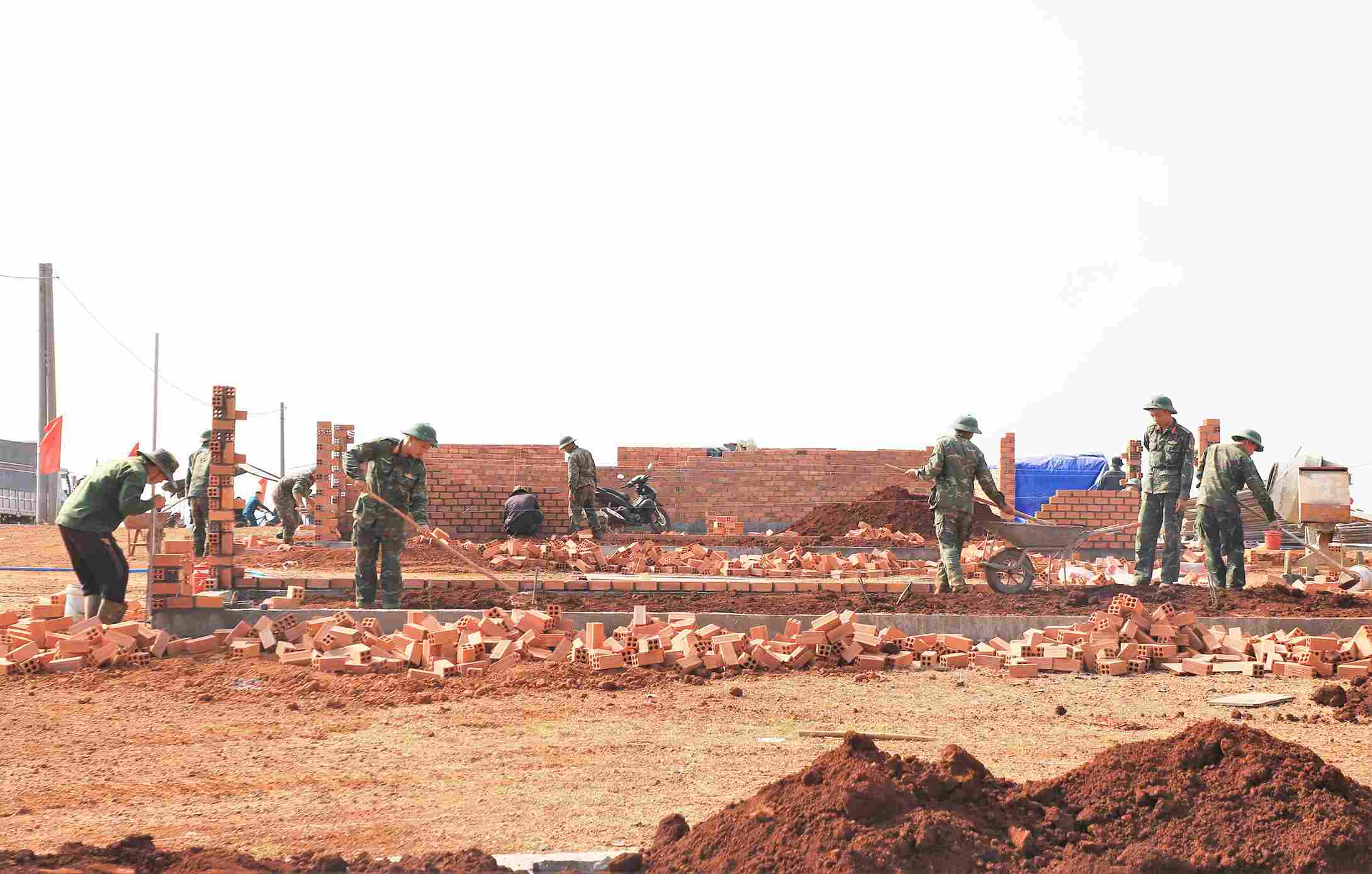 Bustling and lively construction atmosphere at Quang Truc border residential area. Photo: Phuc Khanh