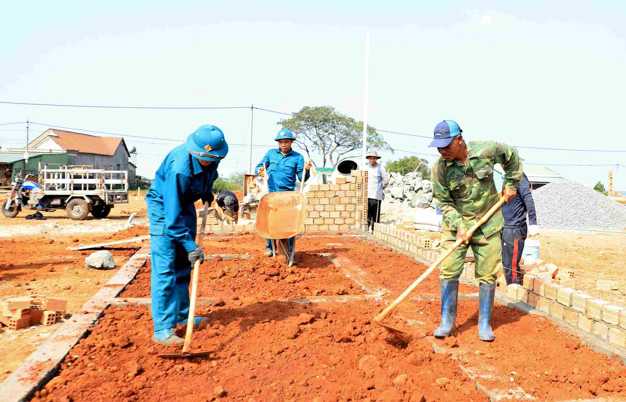 Các lực lượng thi công công trình dưới thời tiết nắng nóng tại vùng biên Lâm Đồng. Ảnh: Phúc Khánh 