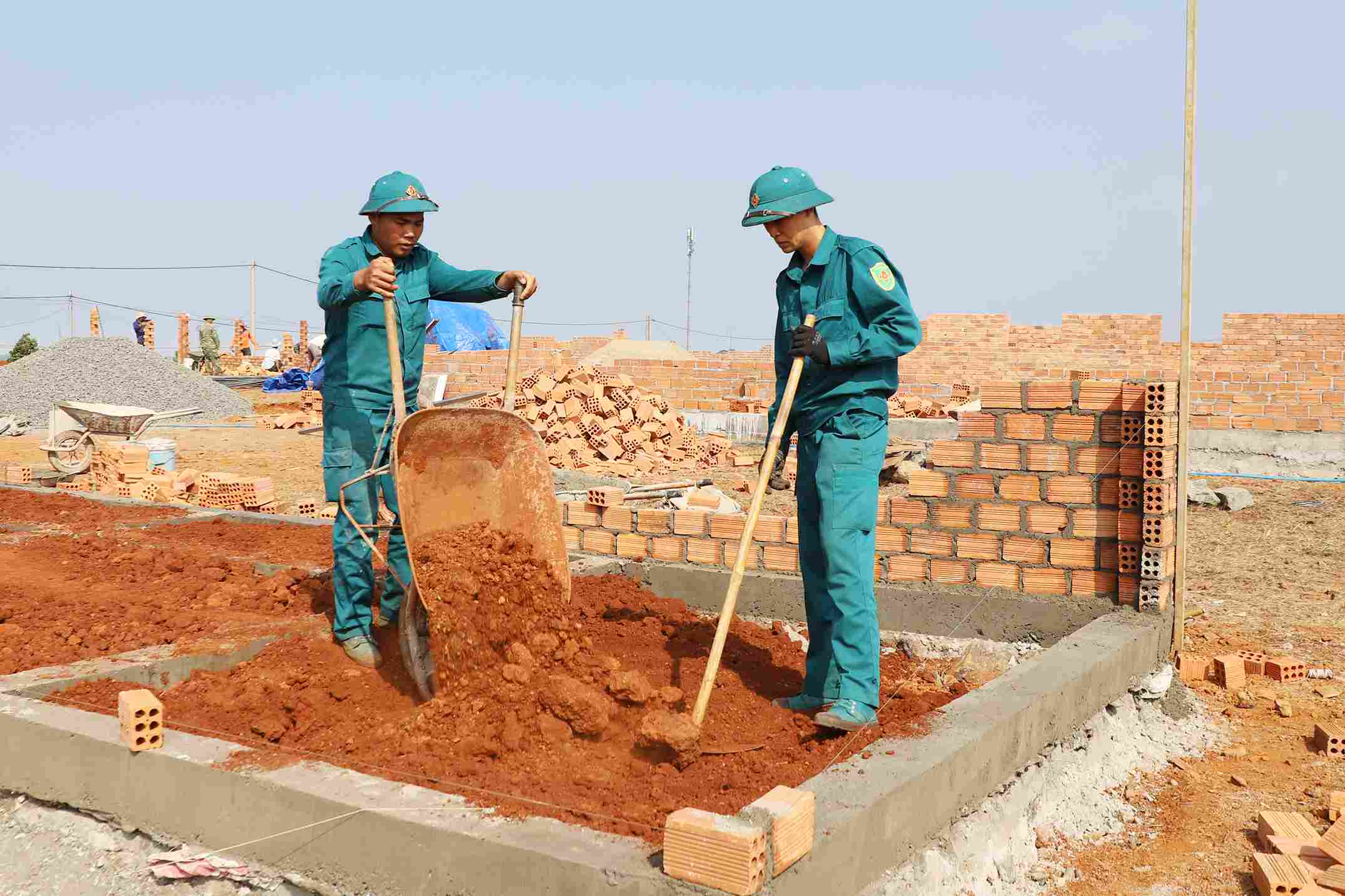 Dân quân xã Quảng Trực tham gia thi công xây dựng công trình. Ảnh: Dương Phong 