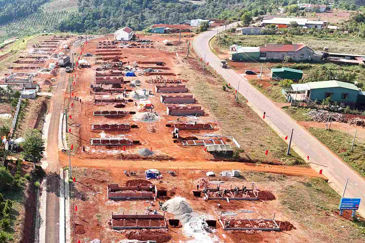 Những ngôi nhà mới đã thành hình sau hơn 1 tuần khởi công dự án khu dân cư