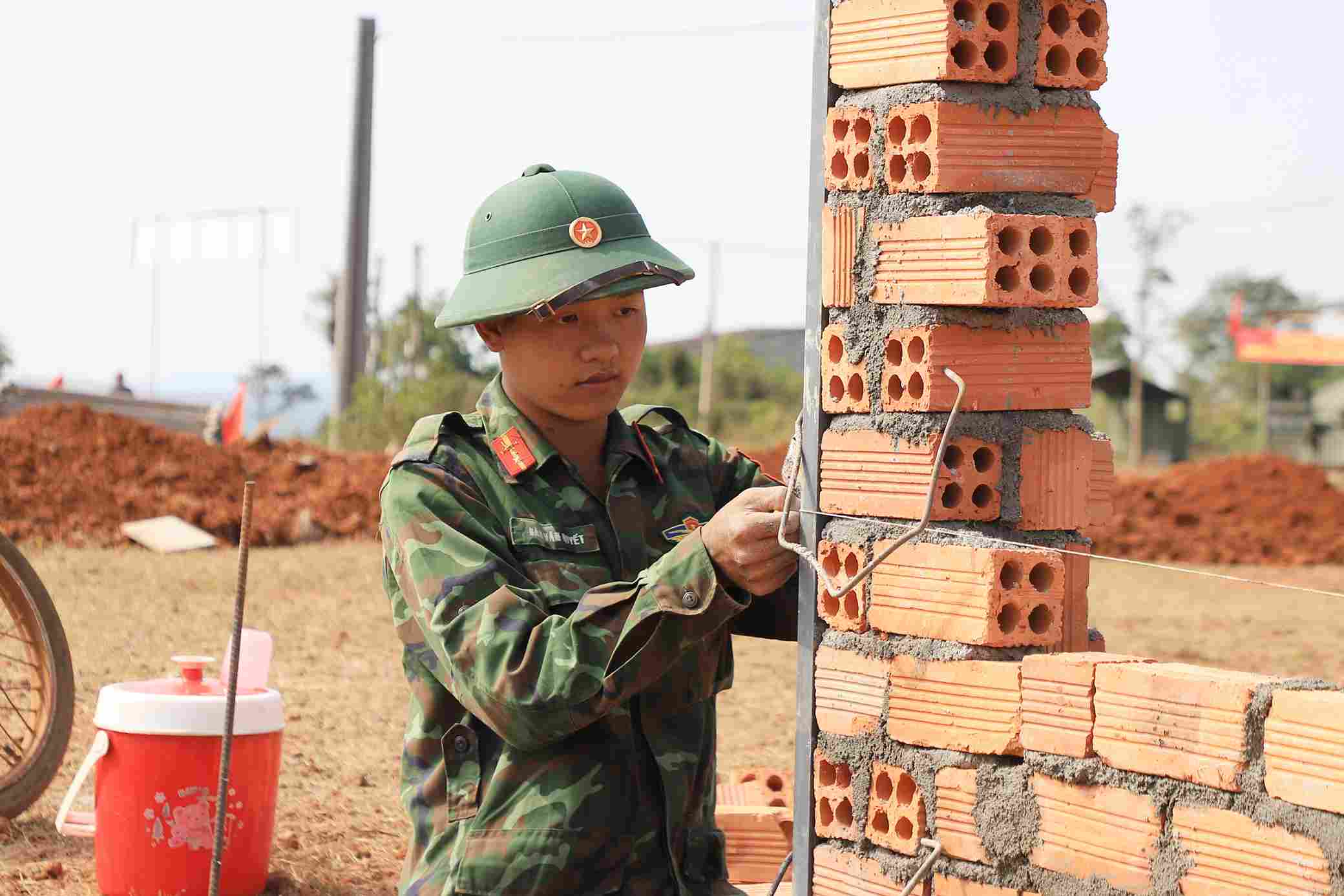 Cán bộ, chiến sĩ Ban Chỉ huy Phòng thủ khu vực 2 - Đông Gia Nghĩa tích cự thi công xây dựng công trình. Ảnh: Dương Phong 