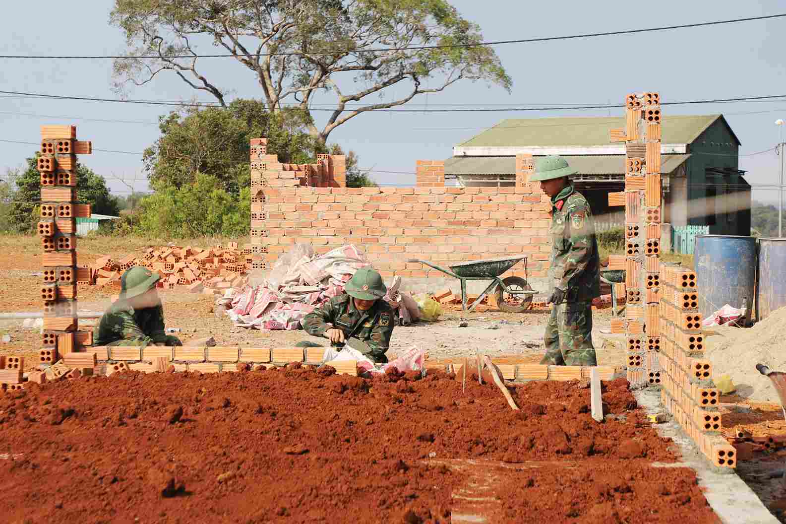 Bất chấp mọi khó khăn của thời tiết, không khí thi công tại công trình này đang diễn ra rộn ràng, nhộn nhịp. Ảnh: Dương Phong 