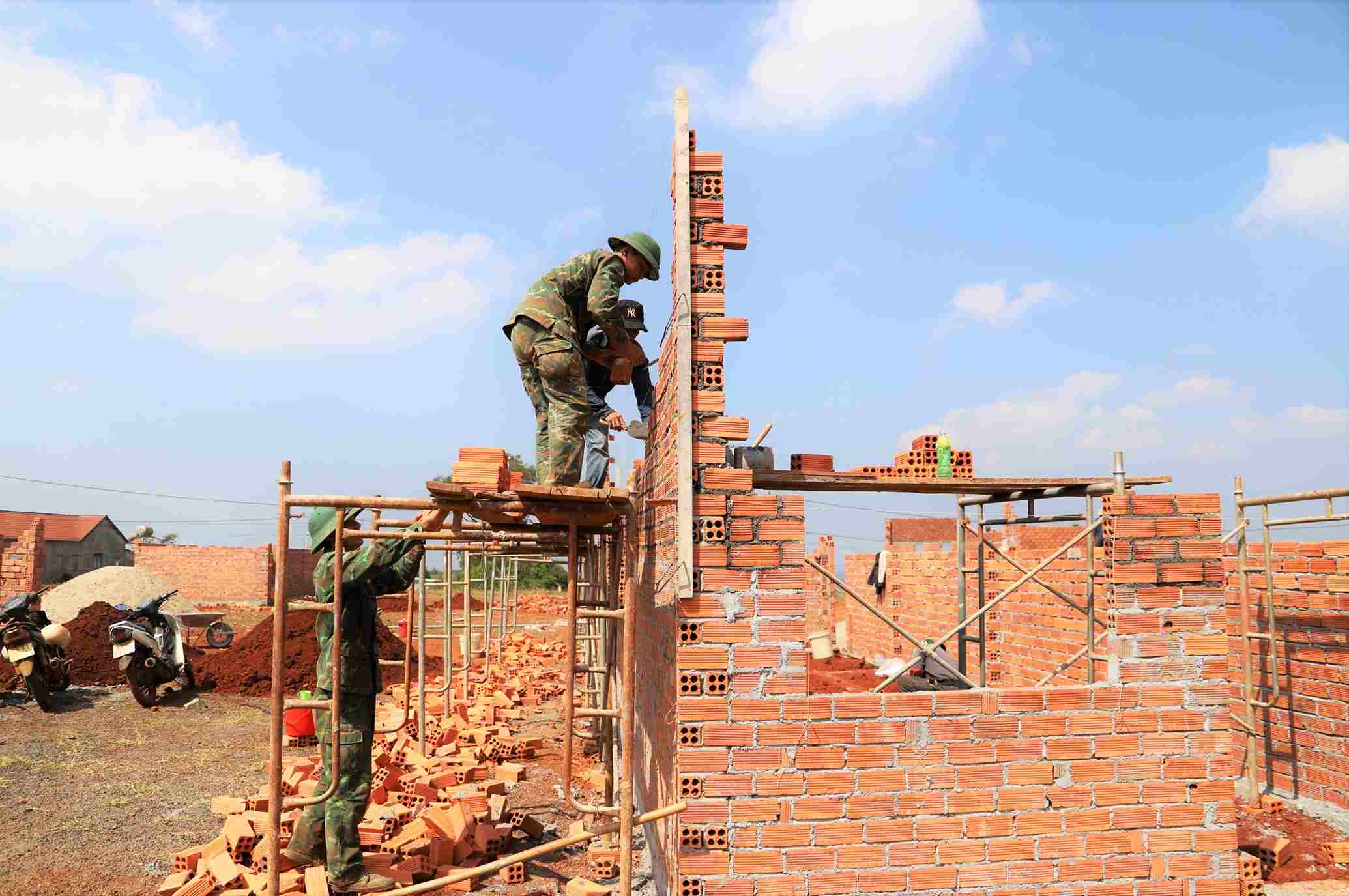 Với sự quyết tâm, nỗ lực vượt nắng, thắng mưa của các cán bộ, chiến sĩ 