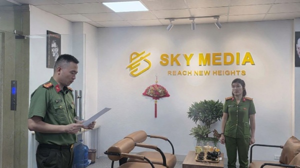Công an Hà Nội bắt giữ nhóm lừa đảo tại Công ty Sky Media. Ảnh: CAHN