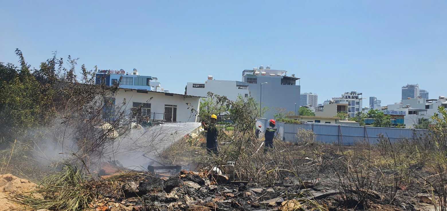 소방대가 옛 나트랑 공항 지역의 화재를 진압하고 있습니다. 사진: 프엉린