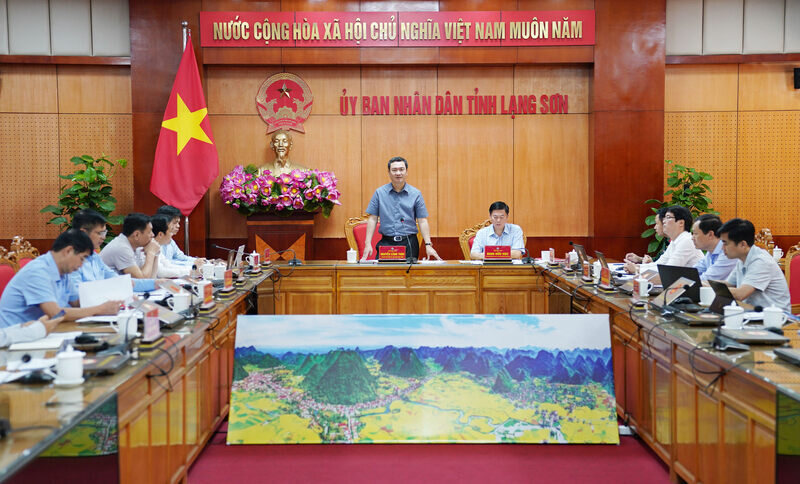 Mr. Nguyen Canh Toan, Chairman of the Provincial People's Committee, chaired a thematic meeting to consider and evaluate the progress of attracting investment in wind power projects in Lang Son province. Photo: Khanh Linh