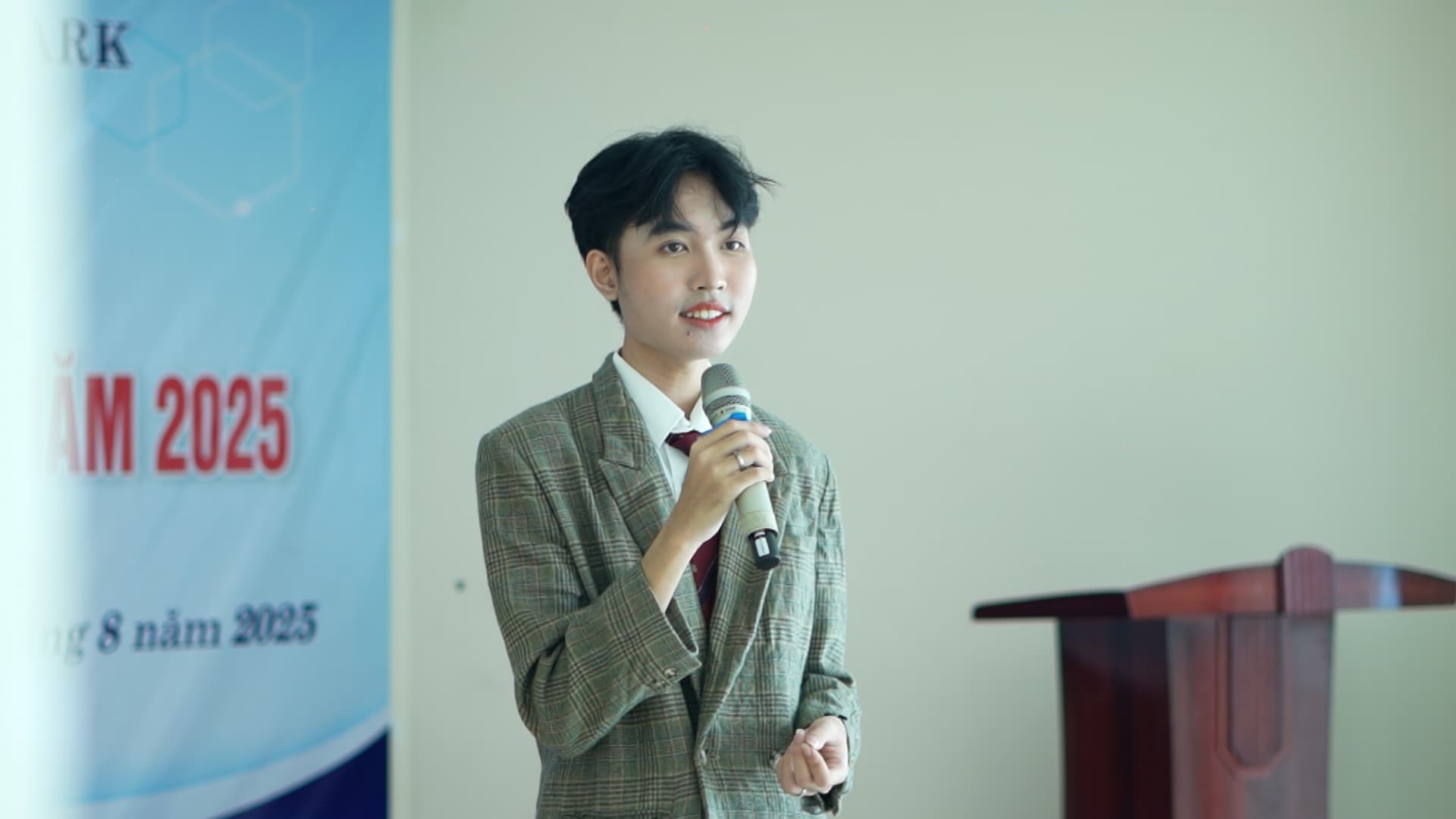 Từng theo đuổi sự rực rỡ, bạn Trần Xuân Trung chọn sống đúng với bản thân. Ảnh: Trang Anh