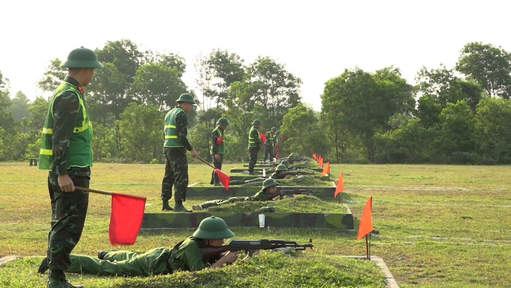 Improving the quality of national defense and security education for students in Hue City. Photo: Quang Dao