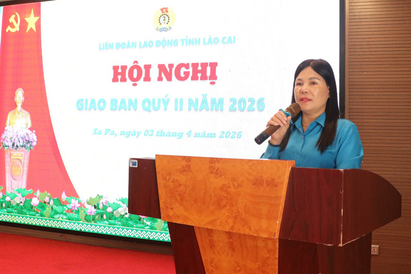 Bà Nguyễn Thị Bích Nhiệm - Chủ tịch Liên đoàn Lao động tỉnh Lào Cai phát biểu tại Hội nghị. Anh: Mạnh Hùng