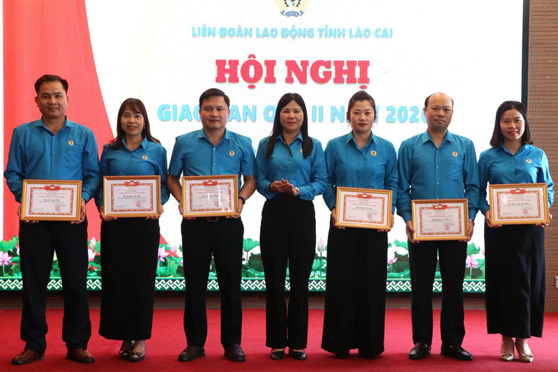 Lãnh đạo Liên đoàn Lao động tỉnh Lào Cai trao chứng nhận Chiến sĩ thi đua cấp cơ sở cho cán bộ công đoàn. Ảnh: Mạnh Hùng