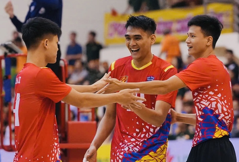 Foreign player Rivan (middle) continues to play for the The Cong Tan Cang volleyball team. Photo: VFV