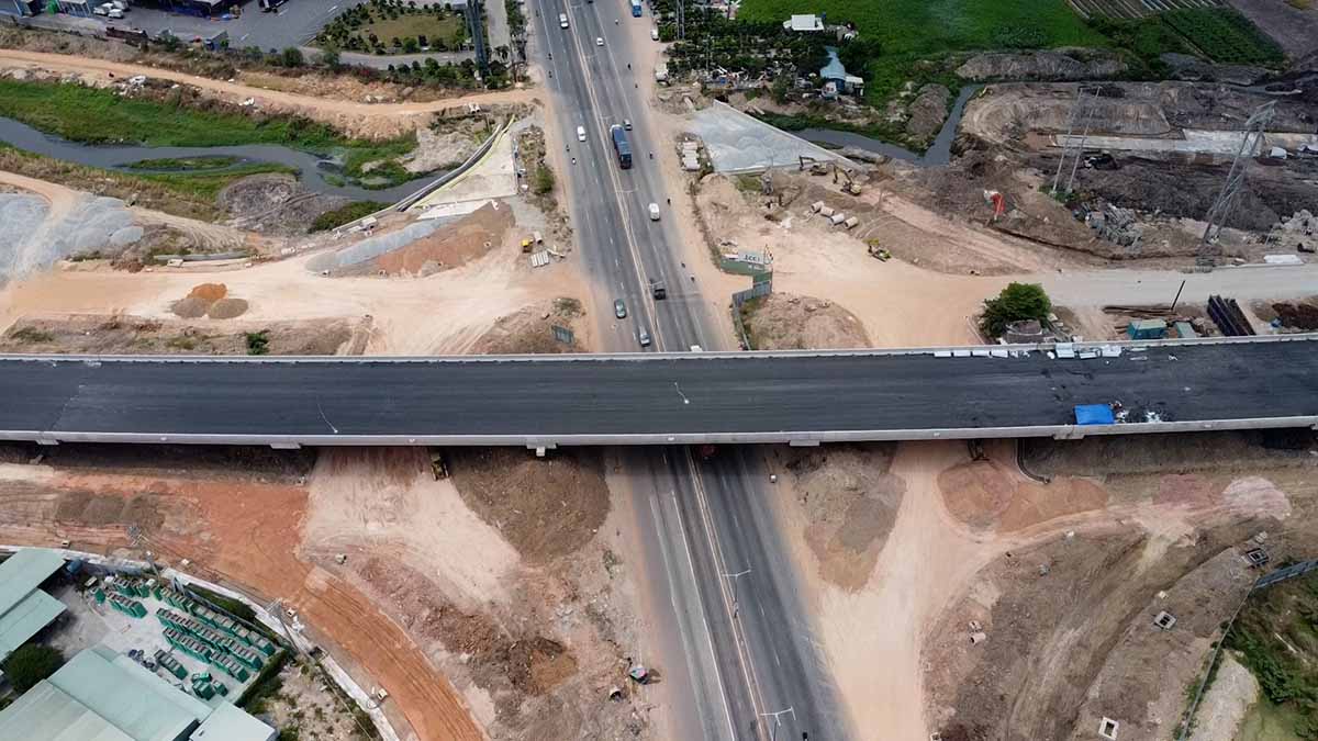 Urgently construct and complete the Ring Road 3 intersection of Ho Chi Minh City and National Highway 13. Photo: Dinh Trong