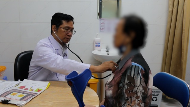 Pacientes ancianos examinados por médicos con neumonía. Foto: Nguyen Ly