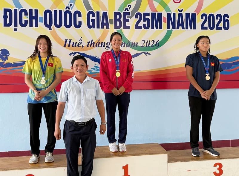 Athlete Vo Thi My Tien (middle) is in high form at the National Swimming Championships (25m pool) 2026. Photo: Hoai Viet